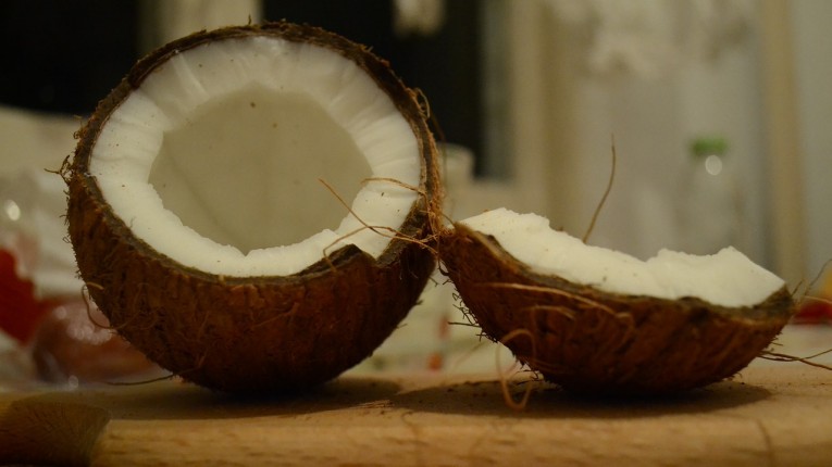 cum sa alegi si desfaci o nuca de cocos