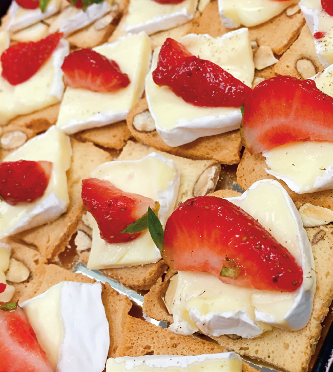 Biscotti cu migdale, camembert, zmeura si ceapa caramelizata a la Chef Foa