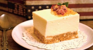 Cheesecake-New-York-in-farfurie-alba-cu-lingurita-de-argint