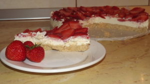 Tarta cu capsune fara coacere1