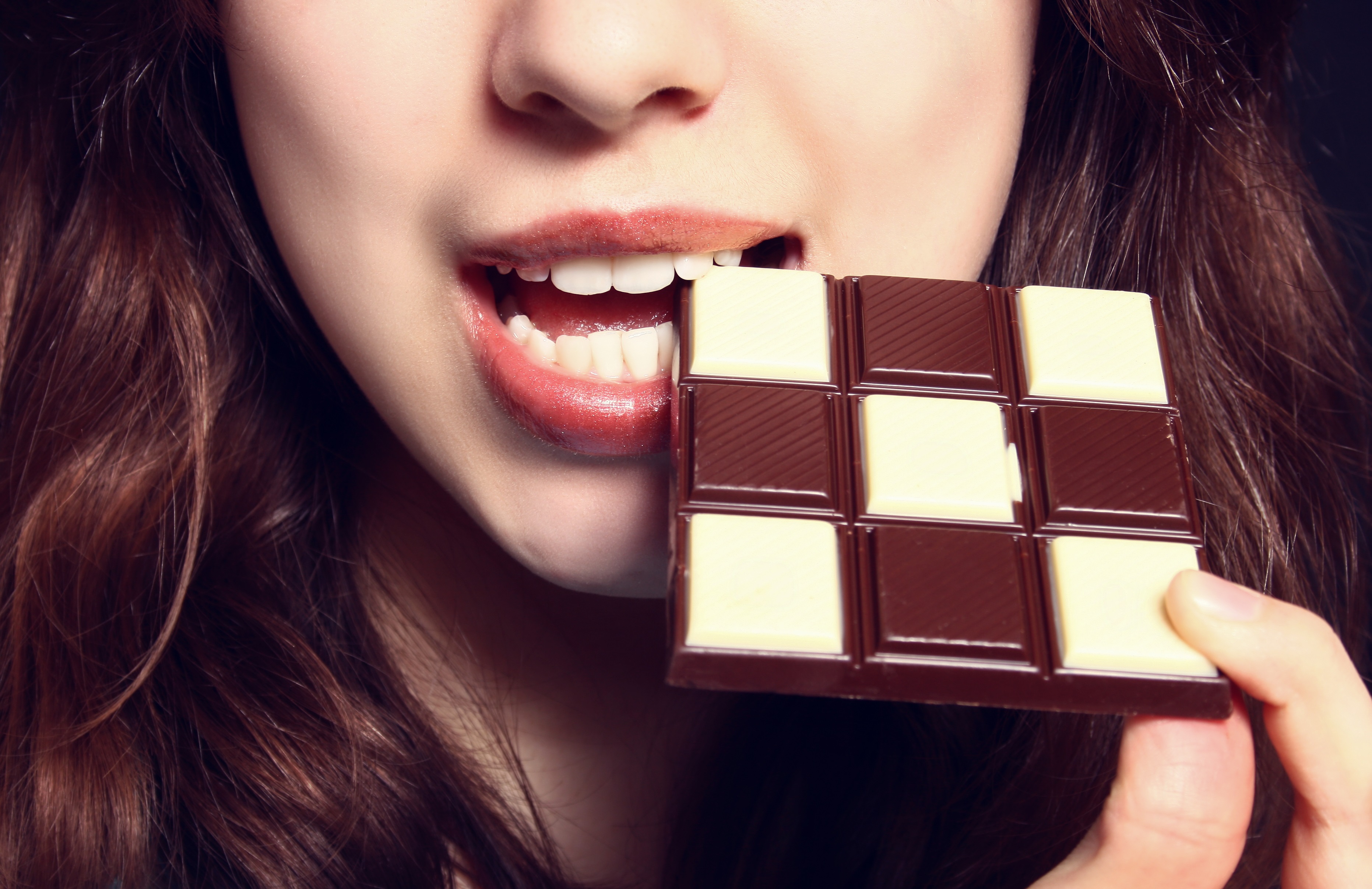 Есть шоколад на ночь. Девушка в шоколаде. Девушка с шоколадкой. Девушка ест шоколад. Фотосессия с шоколадом.