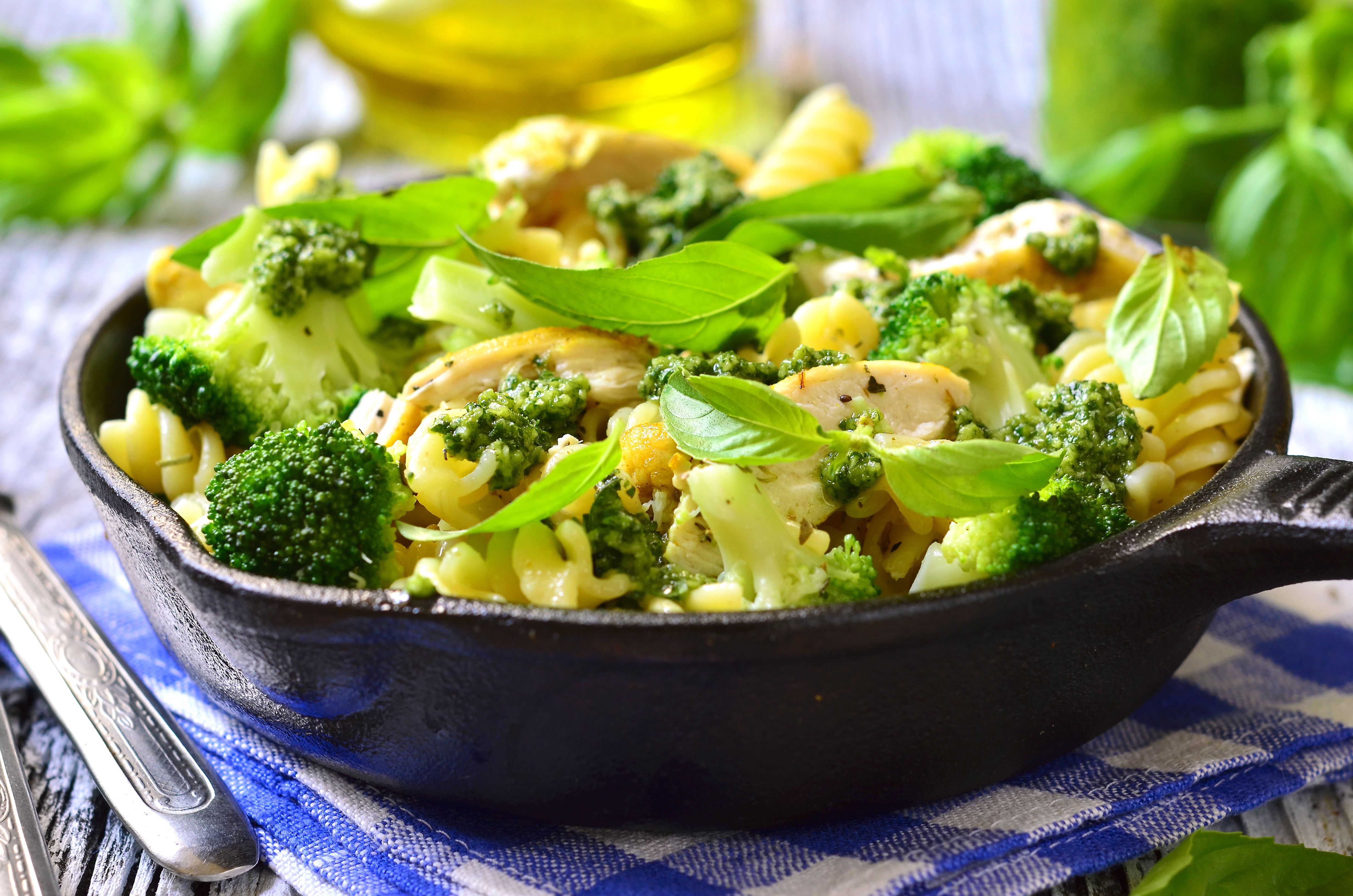 Paste cu broccoli si pui in sos pesto