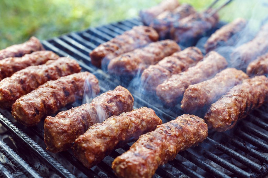 mici romanesti pe gratar