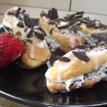 4 eclere cu crema de biscuiti Oreo