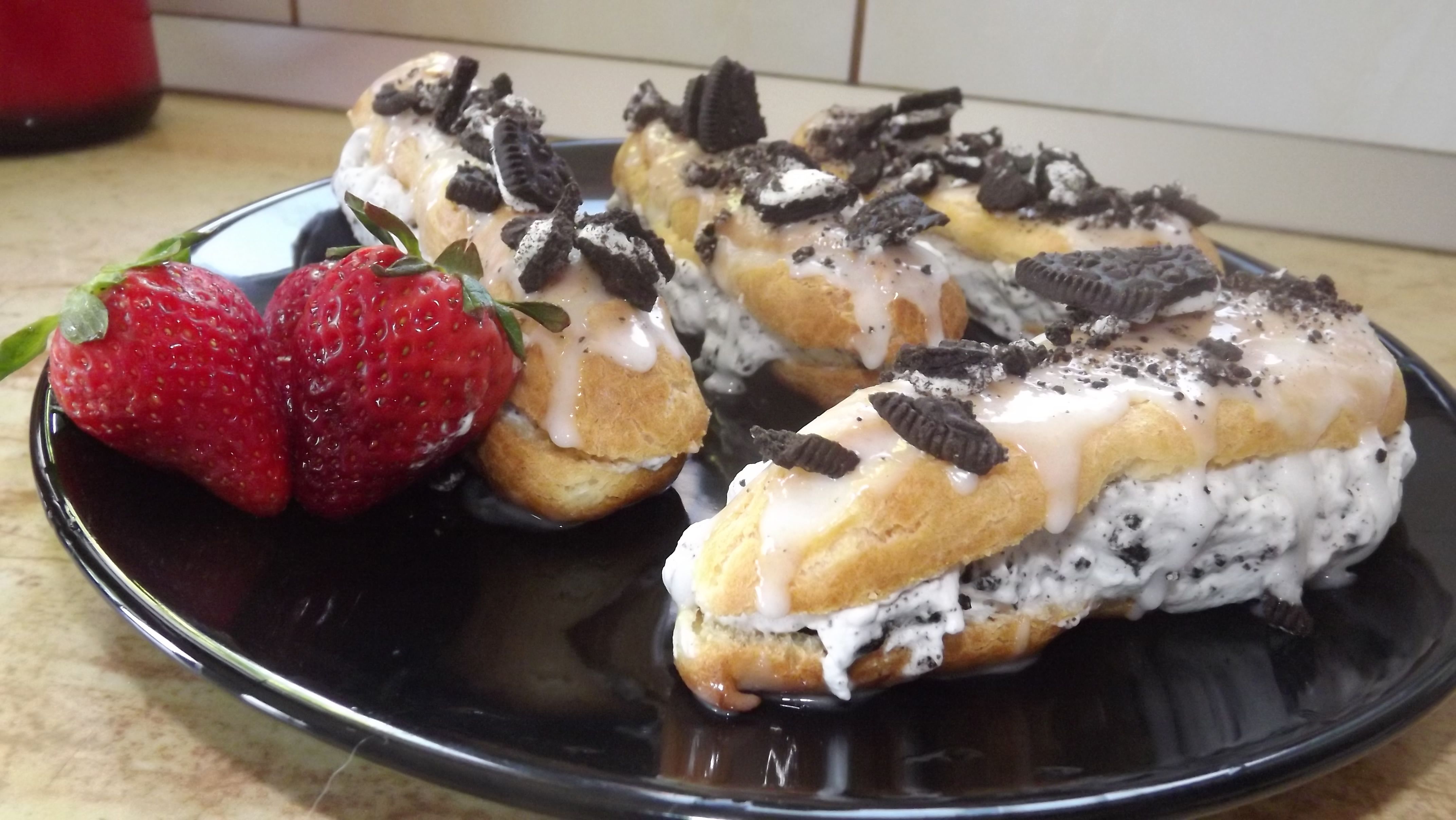 4 eclere cu crema de biscuiti Oreo