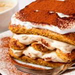 portie de tiramisu ornat cu cacao