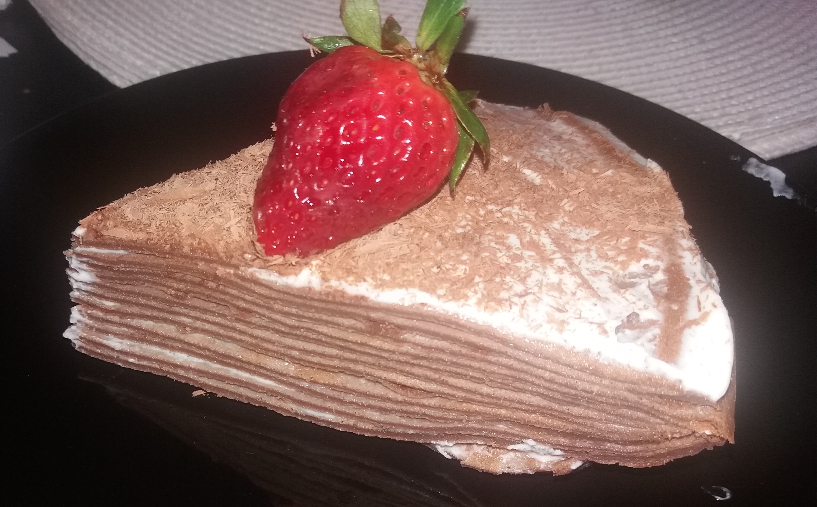 felie de tort de clatite cu ciocolata si crema de lapte