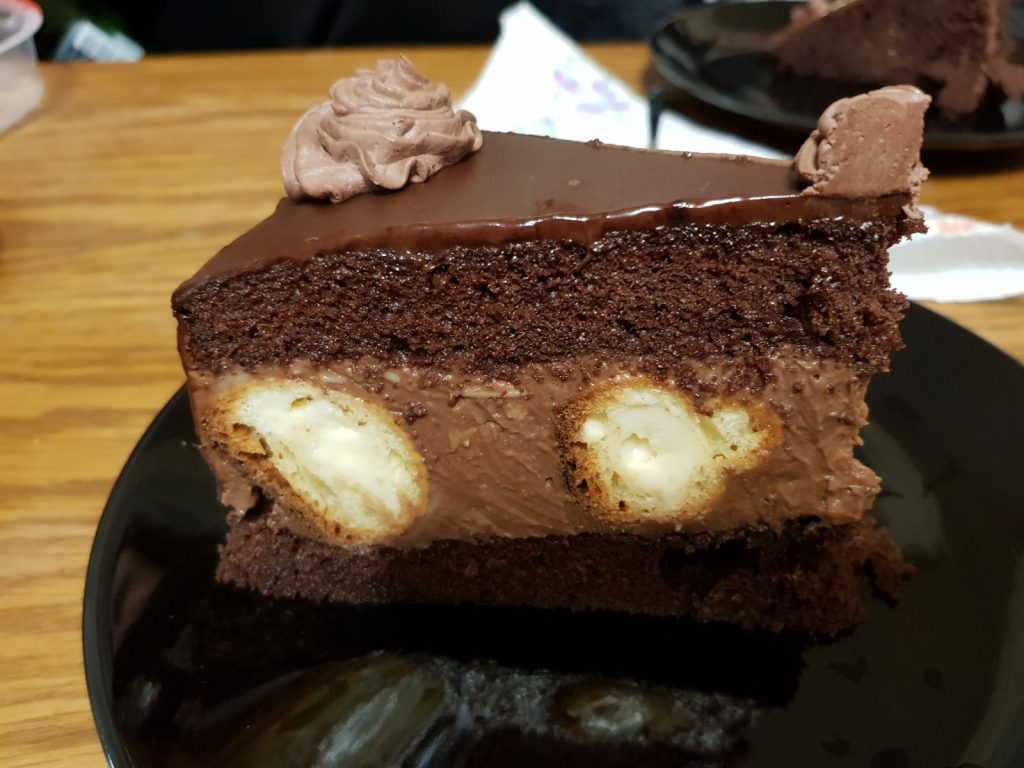 Tort profiterol cu crema de ciocolata 2