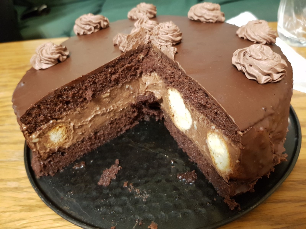 Tort profiterol cu crema de ciocolata