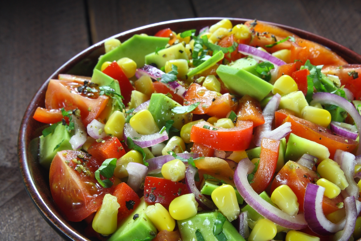 Salata de vara cu rosii si avocado