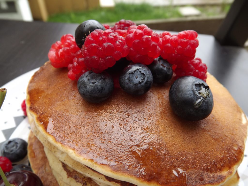 pancakes - Clatite americane simple cu fructe si sirop de artar