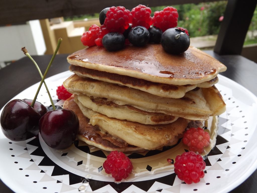 Clatite americane simple si rapide - Pancakes clasice, cu fructe si sirop de artar