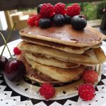 Clatite americane simple si rapide - Pancakes clasice, cu fructe si sirop de artar