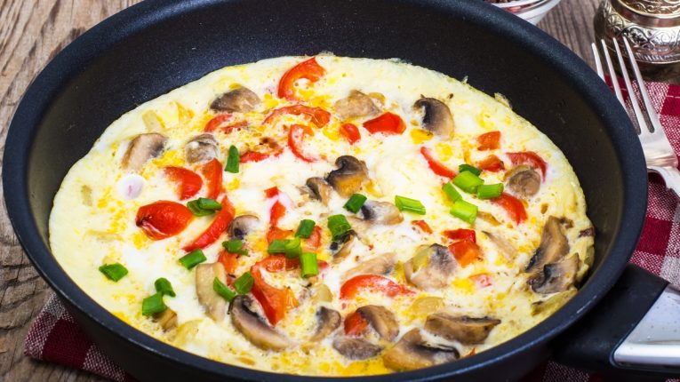 Omleta alba - omleta de albusuri cu ciuperci si ardei, in tigaie