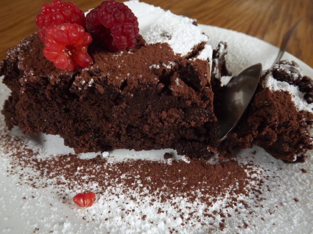 Tort simplu cu ciocolata – 4 ingrediente