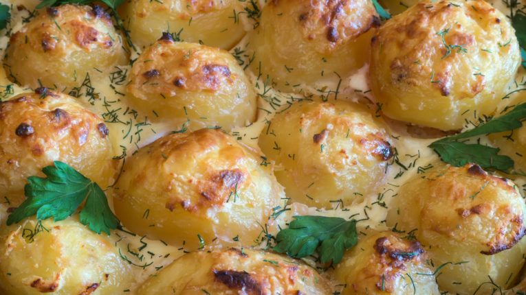Cartofi la cuptor in sos gorgonzola