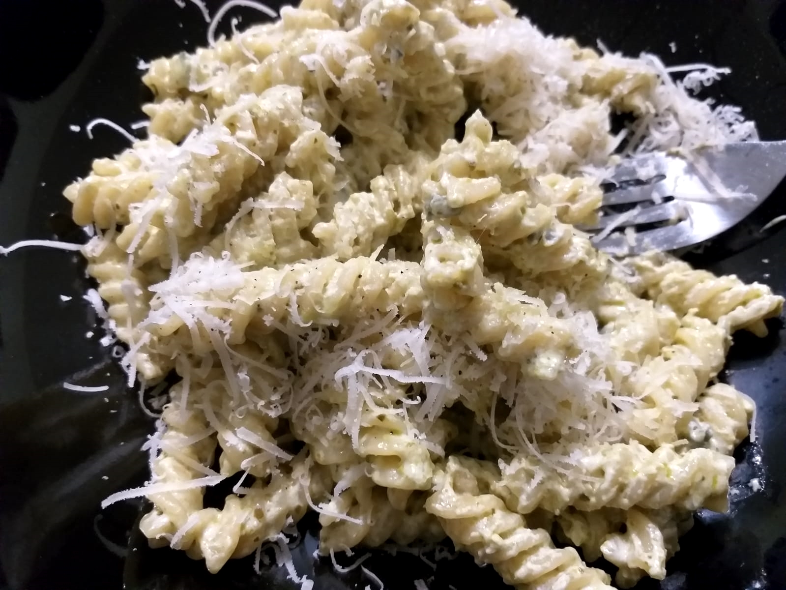 Paste in sos pesto cu usturoi