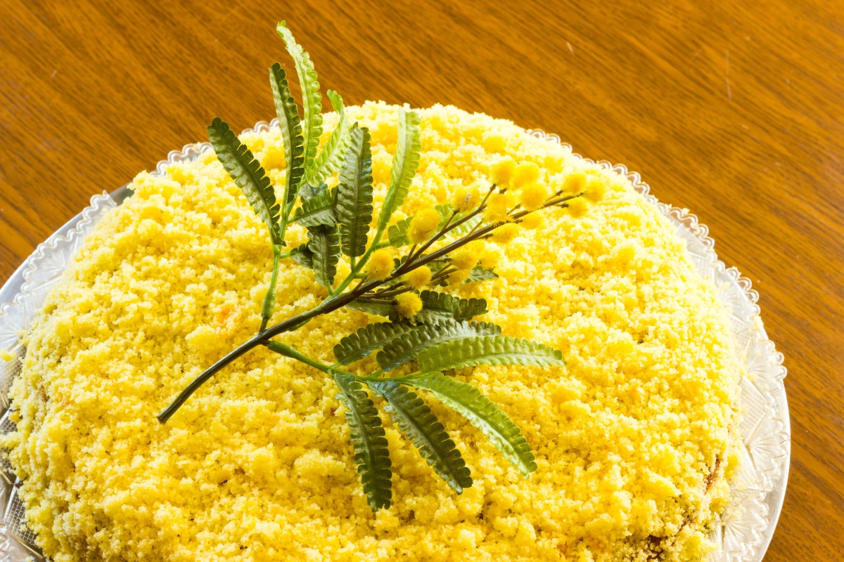 Мимоза цветок нужно ставить в воду. Итальянский торт Мимоза. Украшение торта Мимоза. Торт украшенный мимозой. Тортик с мимозой.